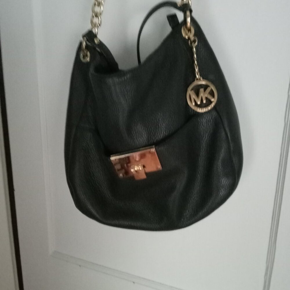Michael Kors Black Pebble leather hobo shoulder bag with logo tag lrg frt pocket